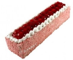 Usta Ellerden 4-6 Kişilik Çilekli Baton Yaş Pasta